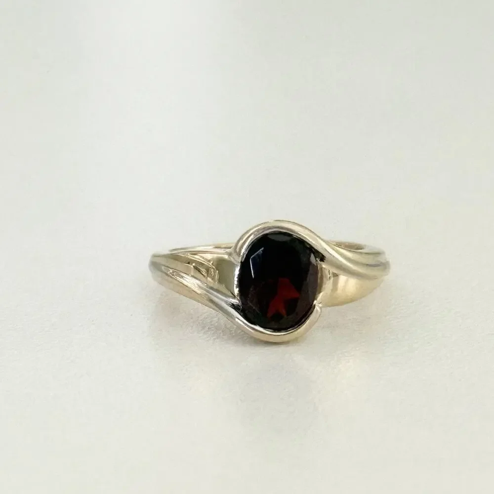 14K Gold Garnet Gemstone Solitaire Band Ring Size 4.5